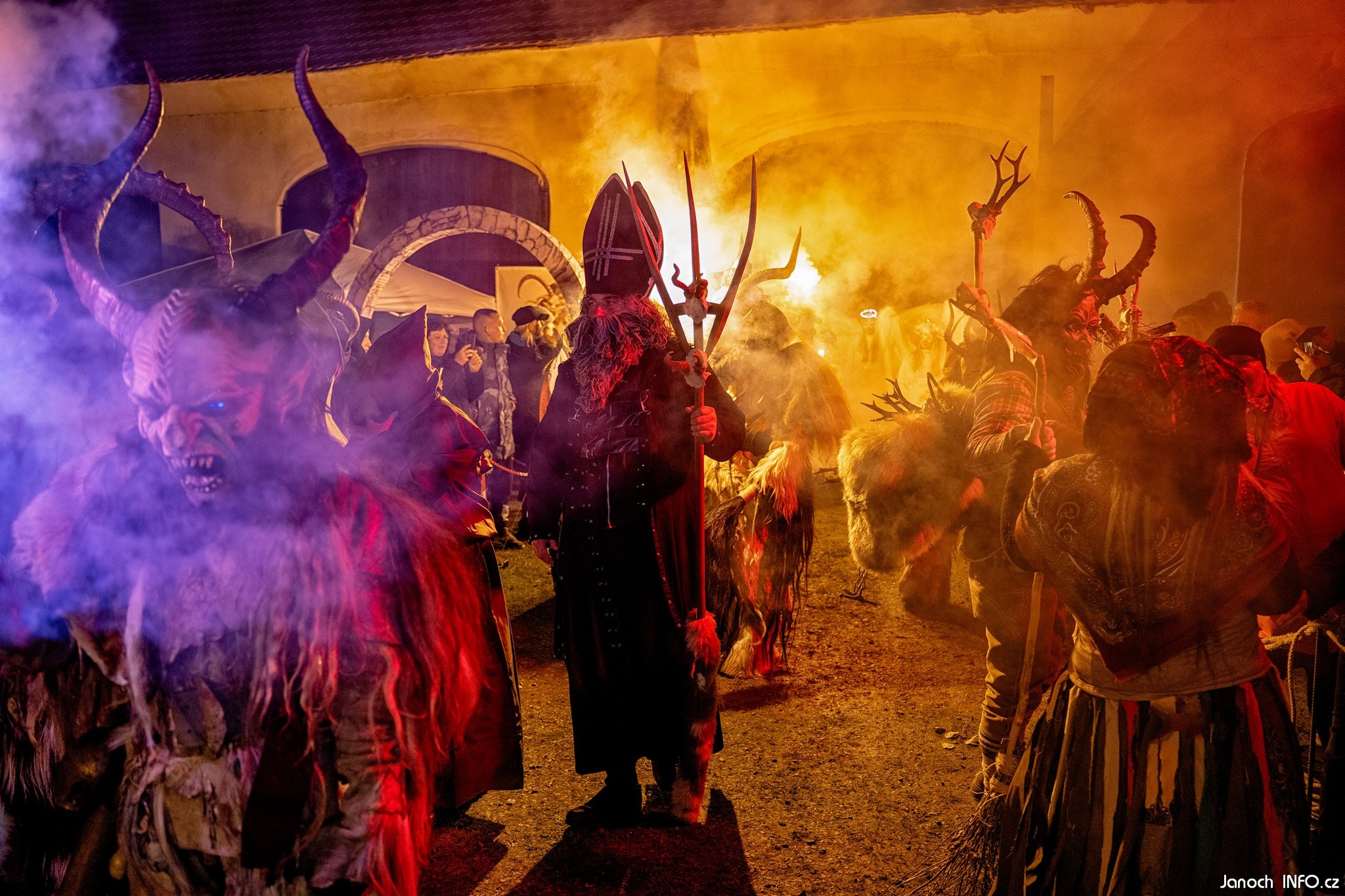 Krampus v tradiční alpské masce během průvodu